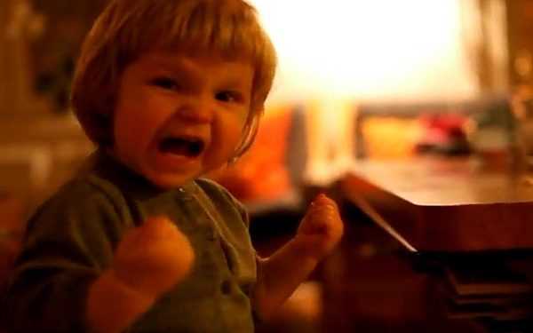 Злісна дитина тероризує користувачів YouTube