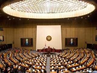 У Південній Кореї депутат розпилив у будівлі парламенту сльозоточивий газ