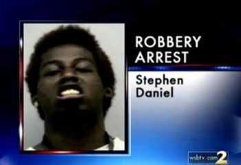 У США чоловік пограбував касира на очах у поліцейського