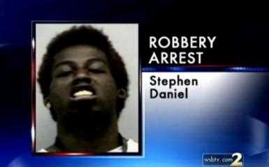 У США чоловік пограбував касира на очах у поліцейського