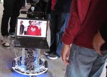 Корпорація Microsoft представила робота, що буде їздити і фотографувати гостей на вечірках