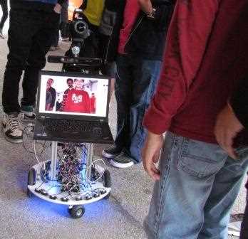 Корпорація Microsoft представила робота, що буде їздити і фотографувати гостей на вечірках