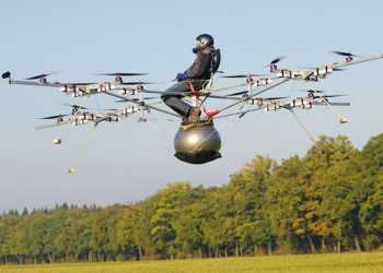 Супергелікоптер на електриці підняв у повітря людину