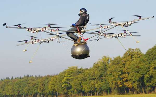 Супергелікоптер на електриці підняв у повітря людину