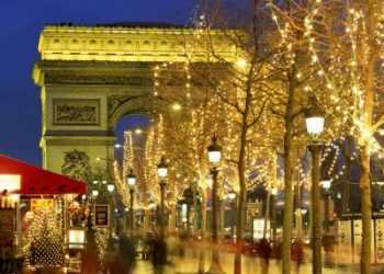 На Єлисейських полях включили різдвяну ілюмінацію