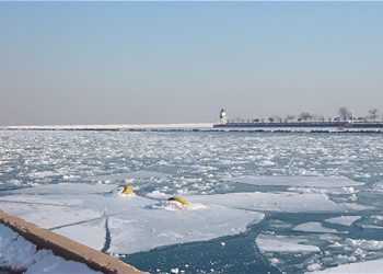 Канадець застряг в заледенілому озері