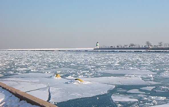 Канадець застряг в заледенілому озері
