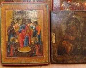 В Криму затримали контрабандистку, що намагалась вивезти до Росії старовинні ікони та книги