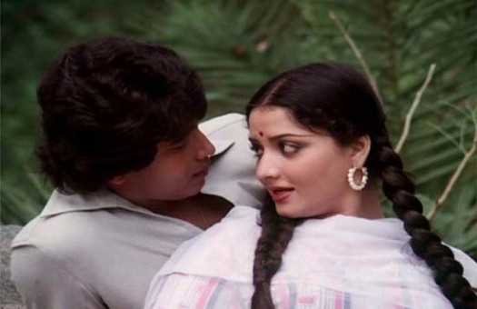 Незаміжнім мешканкам села заборонили користуватися мобільниками