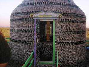 Пенсіонер побудував кафе з порожніх пляшок