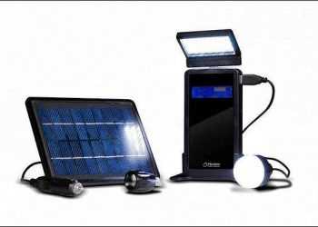 Кишенькова сонячна батарея для підзарядки телефона і забезпечення світла