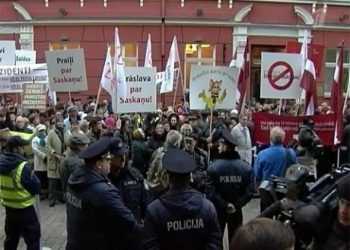 У Латвії десятки тисяч людей вимагають надати російській мові офіційний статус