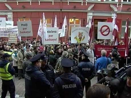 У Латвії десятки тисяч людей вимагають надати російській мові офіційний статус