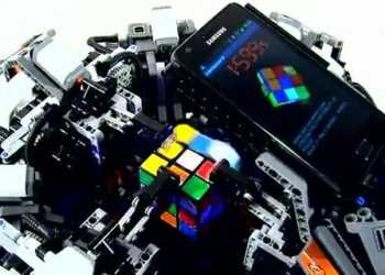 Робот з Lego та смартфона Galaxy S II