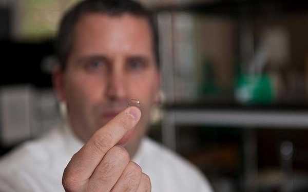 Розроблено контактні лінзи з системою доставки ліків до ока