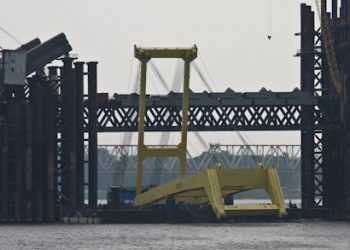 На будівництві Подільсько-Воскресенського мосту упав плавучий кран