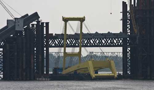 На будівництві Подільсько-Воскресенського мосту упав плавучий кран