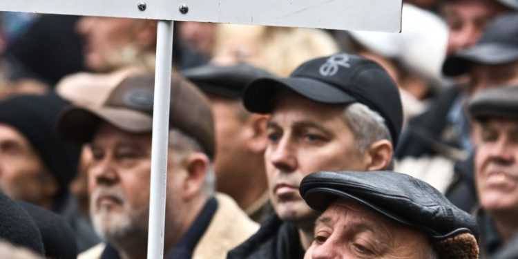 Під Кабміном в хід пішов газ та дубинки