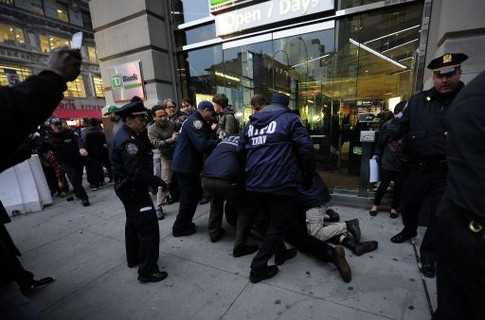 Поліція Нью-Йорку затримала 300 осіб