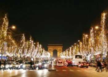 У Парижі на Єлисейських полях запалилася святкова ілюмінація
