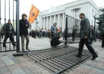 Паркан біля ВР міцніє