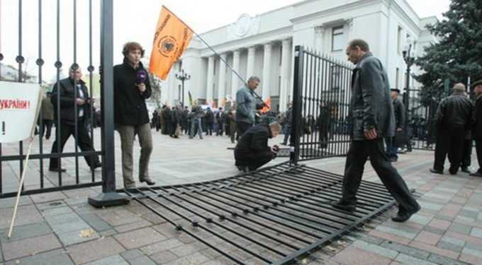 Паркан біля ВР міцніє