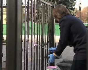 Як журналісти фарбували паркан під Верховною Радою