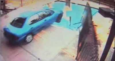 Американка припаркувала свій автомобіль у басейні