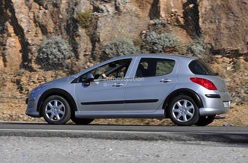 Французька компанія Peugeout випробує нову модель 301