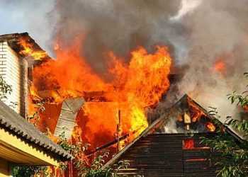 Дівчинка-підліток витягла з палаючого будинку братика і сестричку