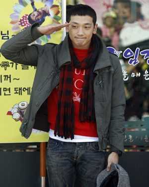 Поп-зірка і актор Rain йде служити в армію