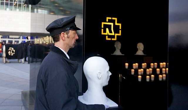 Учасники групи Rammstein поховали себе заживо