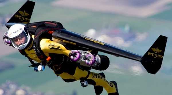 «Реактивна людина» літає нарівні з винищувачами