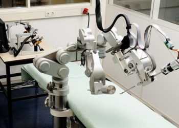 З допомогою робота хірург може провести операцію на відстані