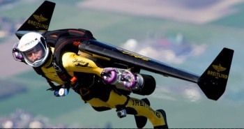 Реактивна людина продовжує ускладнювати повітряні трюки