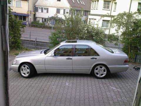 Автомобіль Mercedes S-300 злетів в кювет, водій загинув