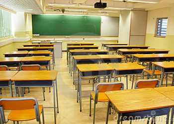 Школяра залишили після уроків за обійми з подругою