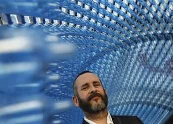 Паризький центр Помпіду був прикрашений 80 тисячами різнобарвних презервативів