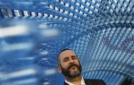 Паризький центр Помпіду був прикрашений 80 тисячами різнобарвних презервативів