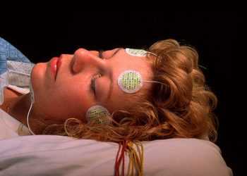 Спати одному шкідливо для здоров'я