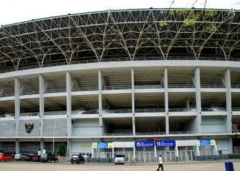 У результаті тисняви біля стадіону в Індонезії є загиблі та поранені