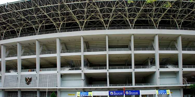 У результаті тисняви біля стадіону в Індонезії є загиблі та поранені