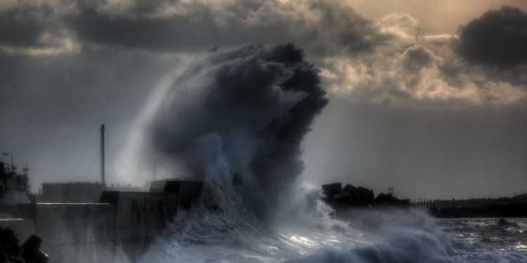 Біля берегів Норвегії вирує сильний шторм