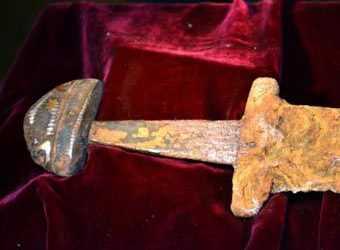 Старовинний меч витягнув рибалка з дна Дніпра поблизу Запоріжжя