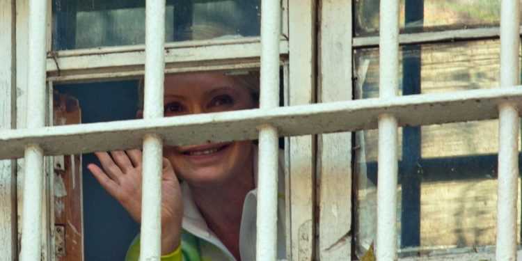 Тимошенко тягли 2 амбали закривши обличчя якимось рядном