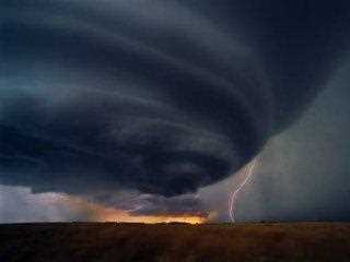 Торнадо та сильні шторми розгортаються на півдні США