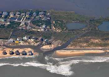 У США зливи змили в океан частину автостради