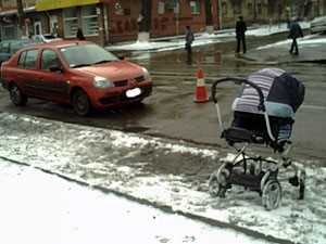 Водій збив коляску з немовлям на пішохідному переході