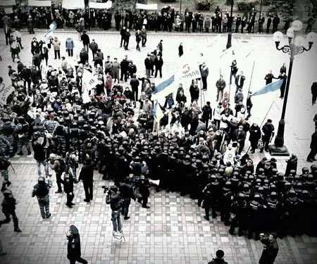 В Донецьку штурмували будівлю обладміністрації