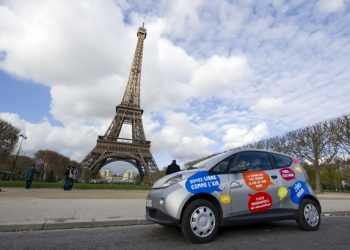 Від тихої їзди електромобіля постраждав пішохід в Парижі